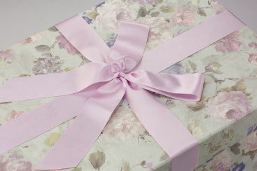 Die Accessoires-Boxen Mint Flora werden mit einem wunderschönen rosanen Satinband kombiniert.